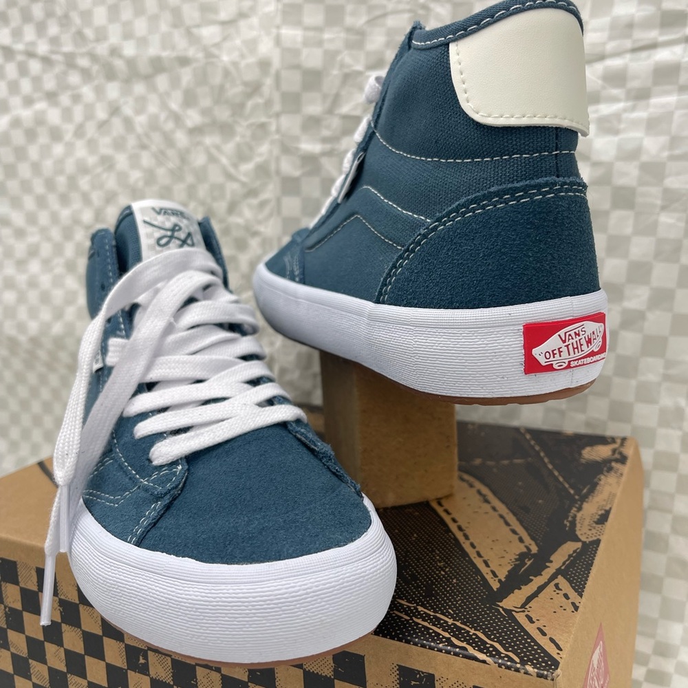Vans Men’s The Lizzie
Teal Sneakers
VN0A4BX1TEA
High-Tops with White Accents - Picture 12 of 16